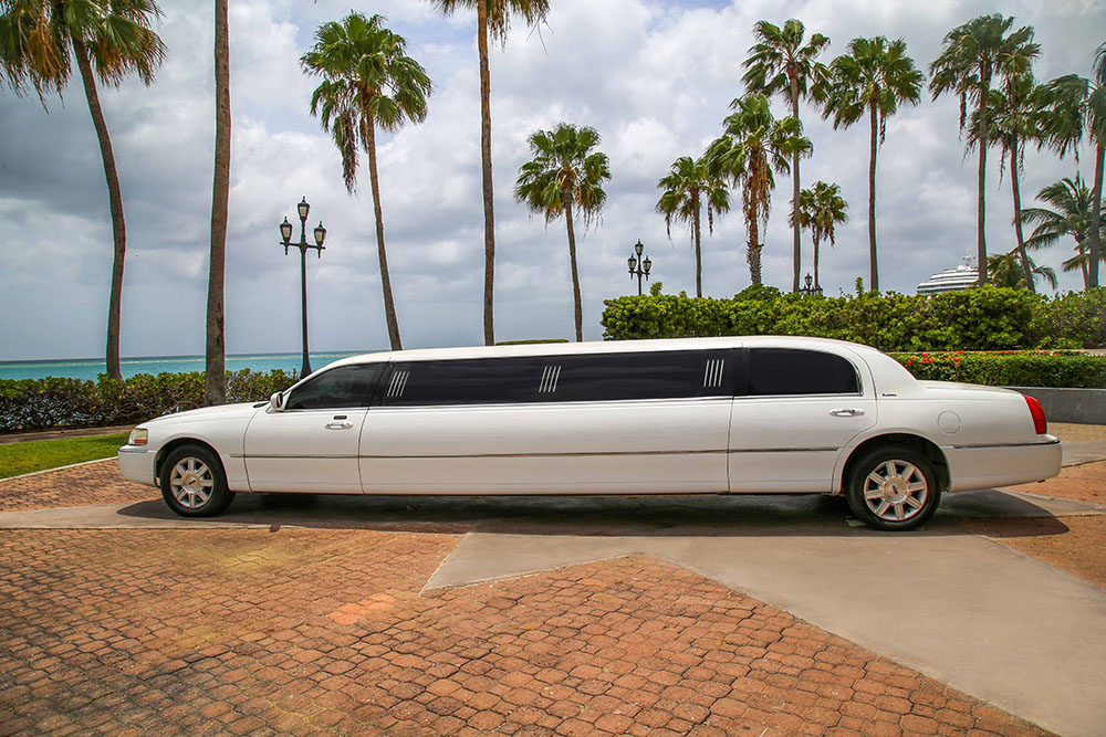 LINCOLN TOWN CAR LIMO ONE WAY TRANSFER Aruba - vacaystore.com