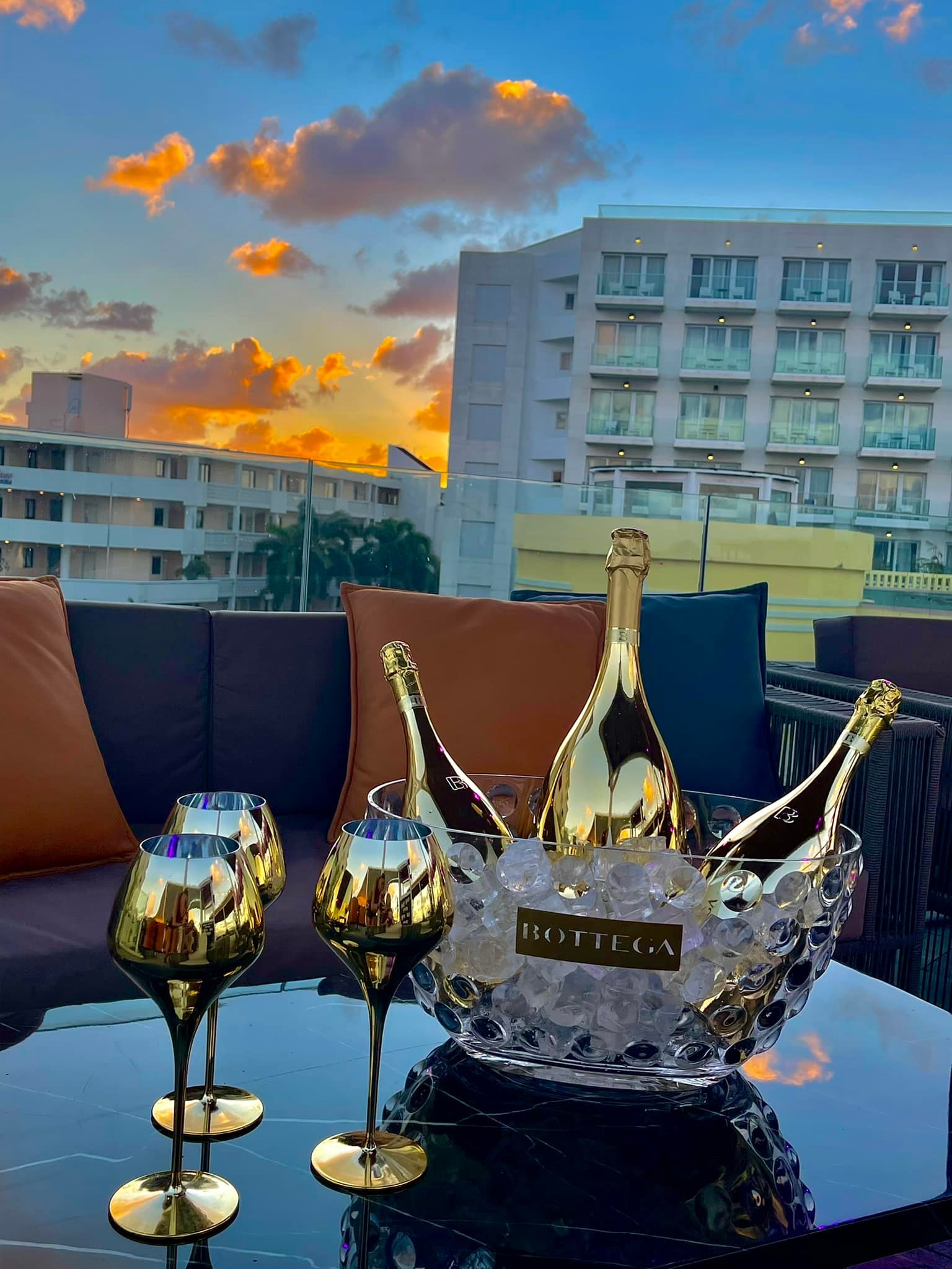 MIMOSA SKYLOUNGE WEEKENDS GROUPS DEALS St Maarten - vacaystore.com